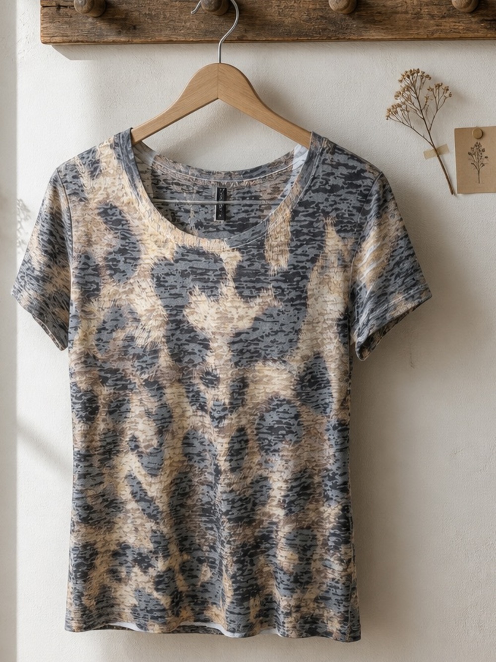 Women’s S/M Short Sleeve Tee Shirt. Animal Print Top. XL Junior.